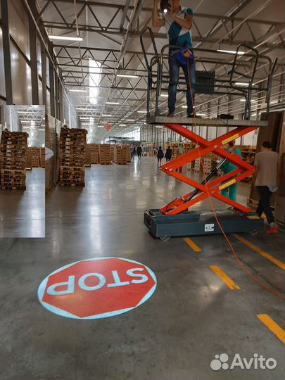 Гобо проектор, реклама на тротуаре и фасаде здания