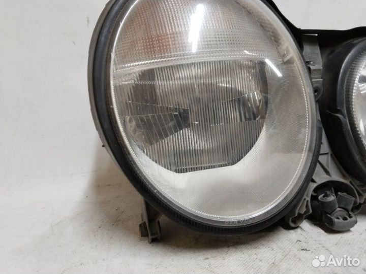 Фара передняя правая Mercedes E W210 2002