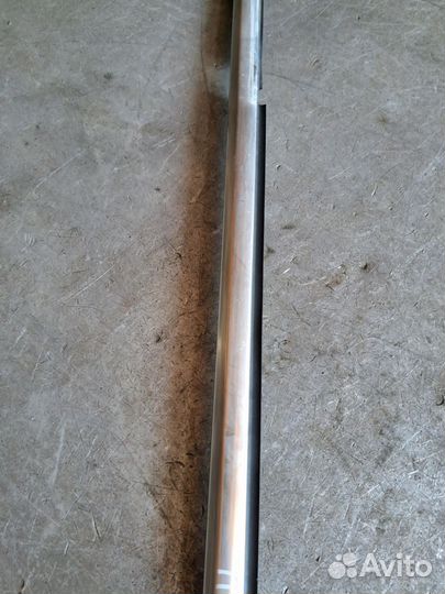 Молдинг стекла передний левый Mercedes W221