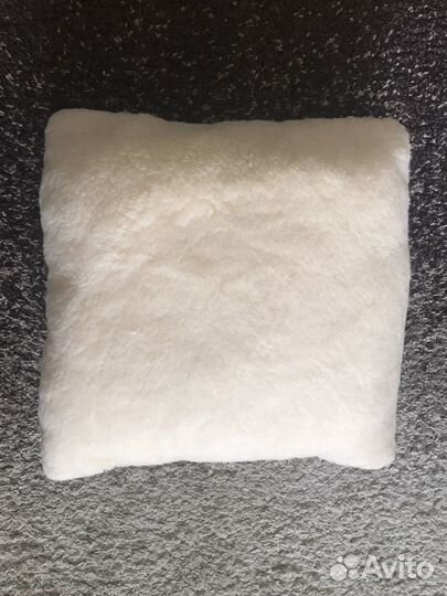 Подушка меховая новая на диван