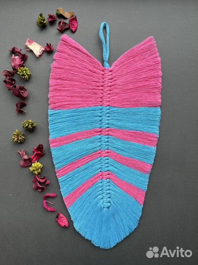 Панно в технике макраме перо лист