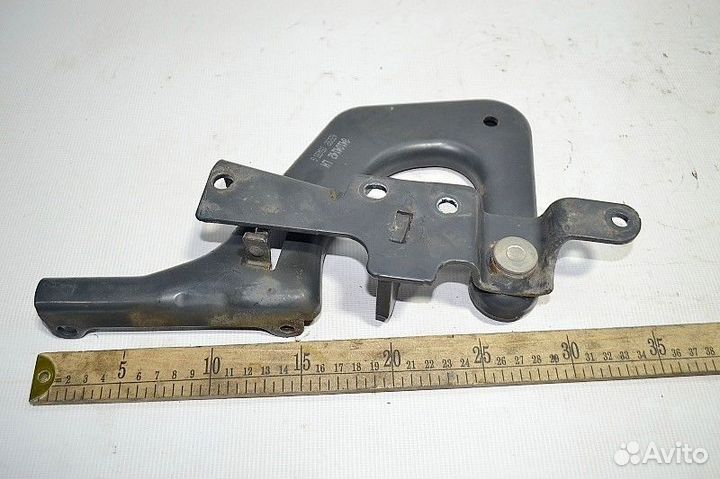 Петля нижней решетки радиатора, левая volvo FH (01