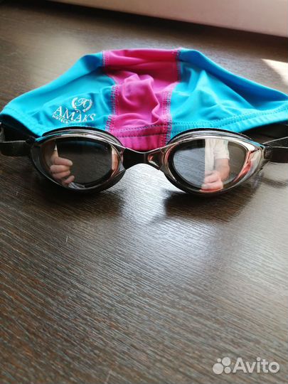Шапочка и очки для плавания