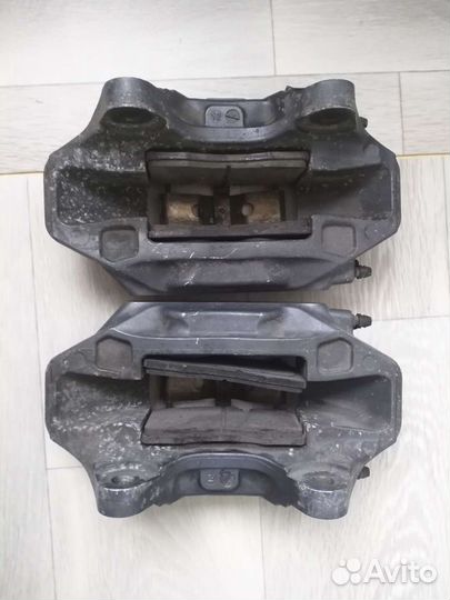 Передний левый суппорт VW Touareg