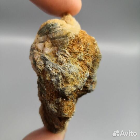 Магнезиофойтит на кварце