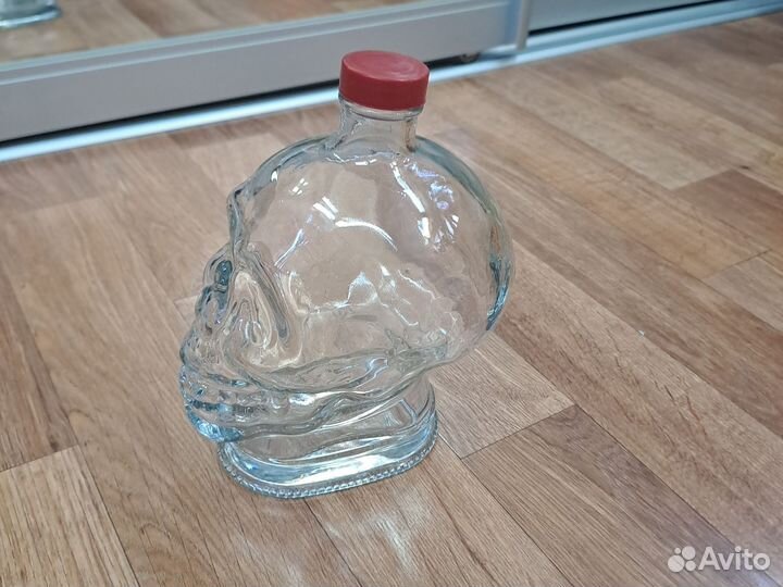 Бутылка фигурная череп