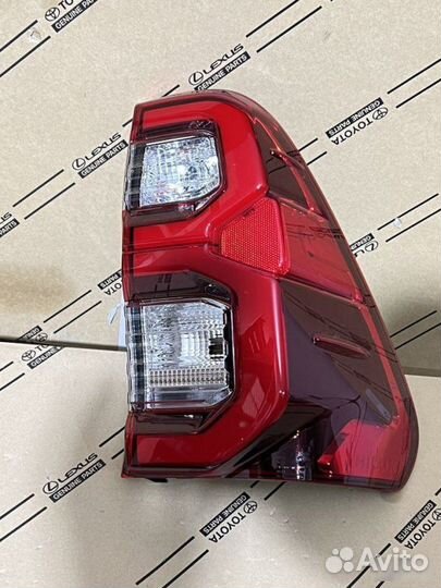 Фонарь правый Toyota Hilux