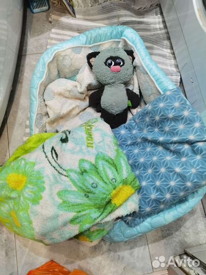 Лежанка для собаки + 2 пледа +игрушка