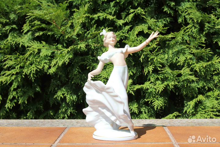 Изящная статуэтка 