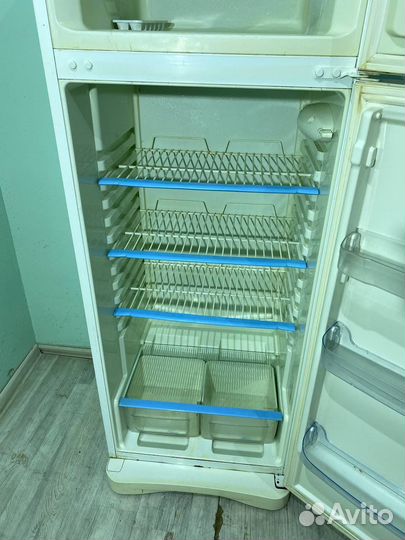 Холодильник Indesit