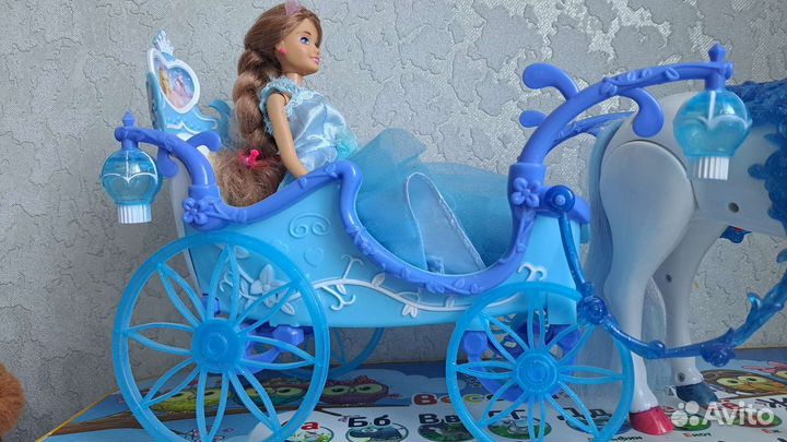Лошадь с каретой и куклой
