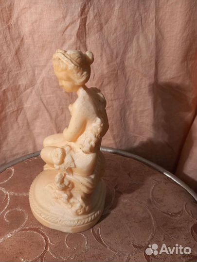 Статуэтка Девочка