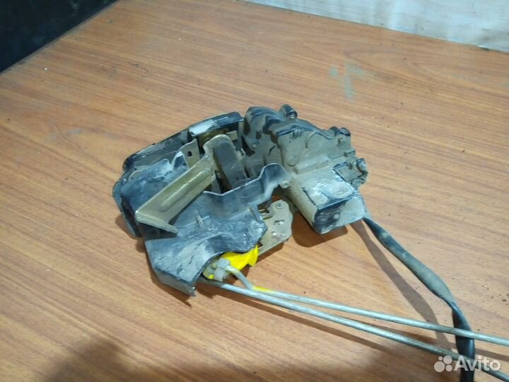 Замок задней левой двери Kia Carens 1