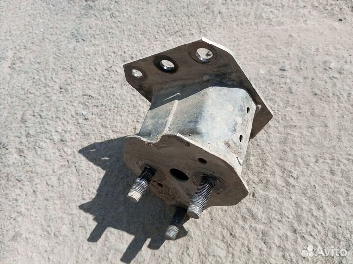 Кронштейн усилителя бампера передний левый LC 200