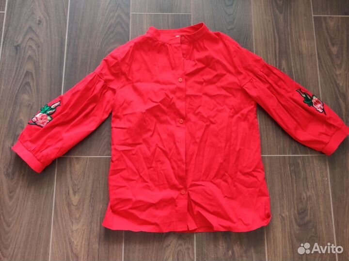 Блузка женская красная хлопок с вышивкой на рукаве