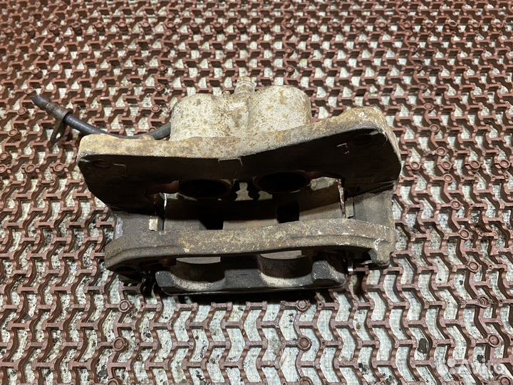 Суппорт передний правый Легаси 4 Subaru Legacy