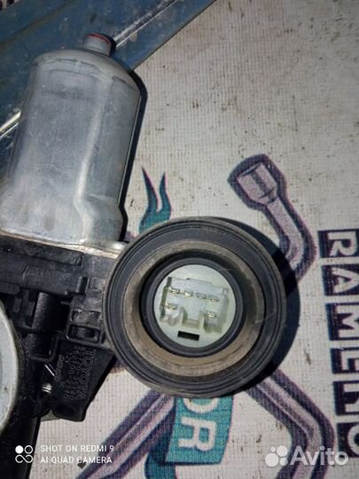 Задний правый стеклоподъёмник Toyota Camry 40