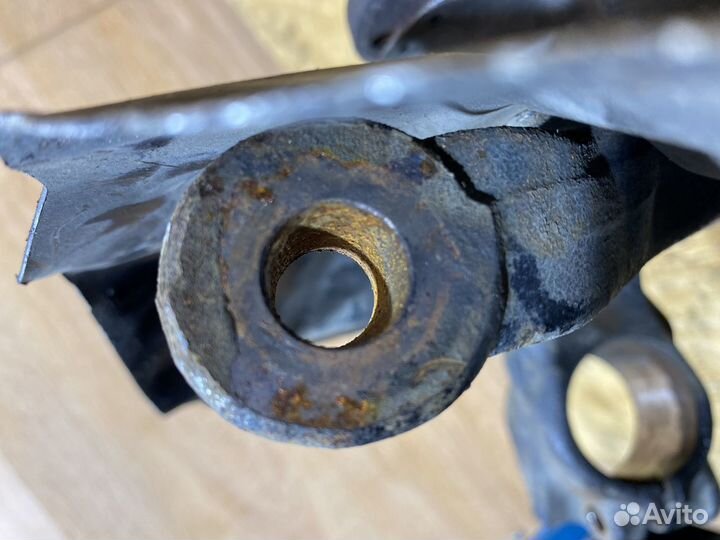 Поворотный кулак передний левый BMW E46