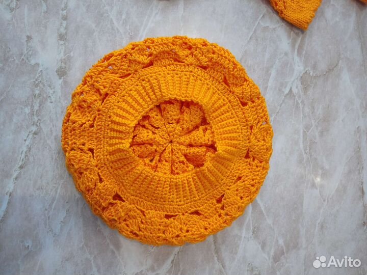 Шапочка-берет, носочки ручной работы детские