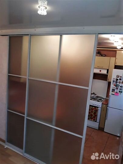 Двери купе в белом профиле с матовым стеклом