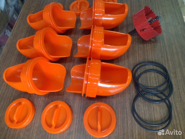 Кормушка для кур врезная