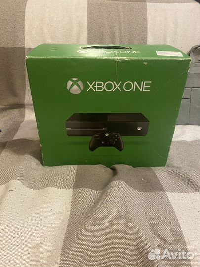 Xbox one + два геймпада + две игры (gta v и rdr2)