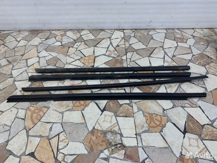 Уплотнитель стекла двери Opel Astra хетчбэк 1.8