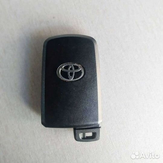 Смарт ключ Toyota Sienta Voxy Noah