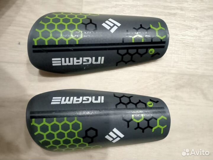 Футбольные бутсы, щитки, гетры