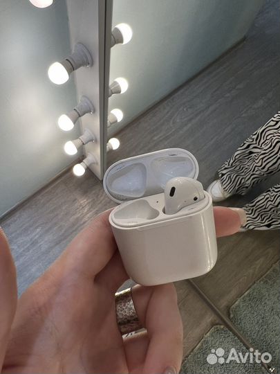 Наушники Airpods 1 (кейс и правый наушник )