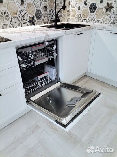 Кухня с техникой на заказ