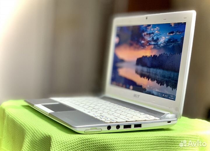 Белый нетбук Acer 10
