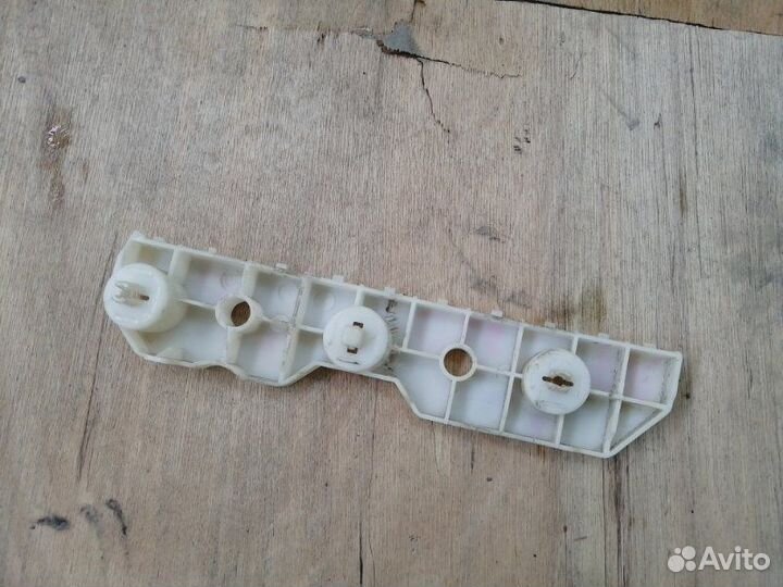 Крепление бампера переднее правое Nissan Serena