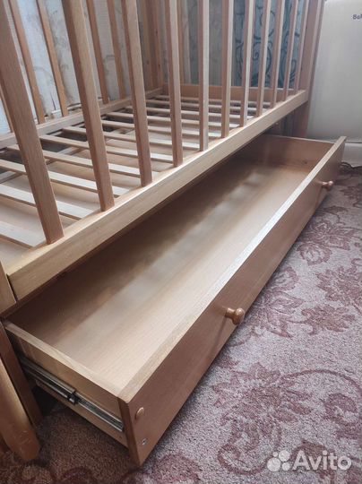 Детская кроватка с продольным маятником