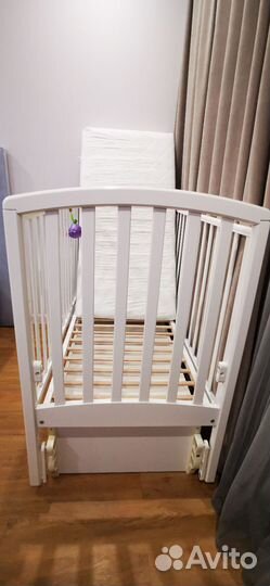 Детская кроватка с маятником