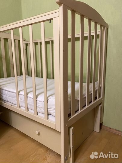 Детская кроватка с маятником и ящиком