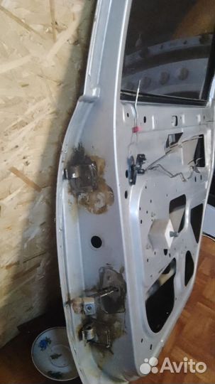 Задняя правая дверь на гранту liftback