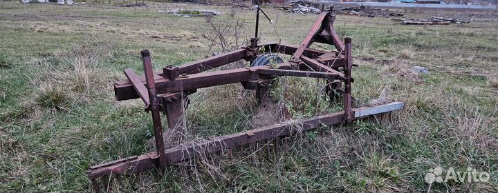 Плуг и грабли на трактор