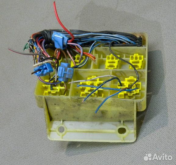 Блок реле Mitsubishi Carisma