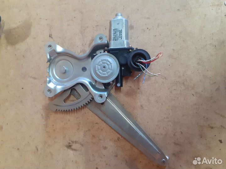 Стеклоподъемник задний прав Toyota Mark II JZX110