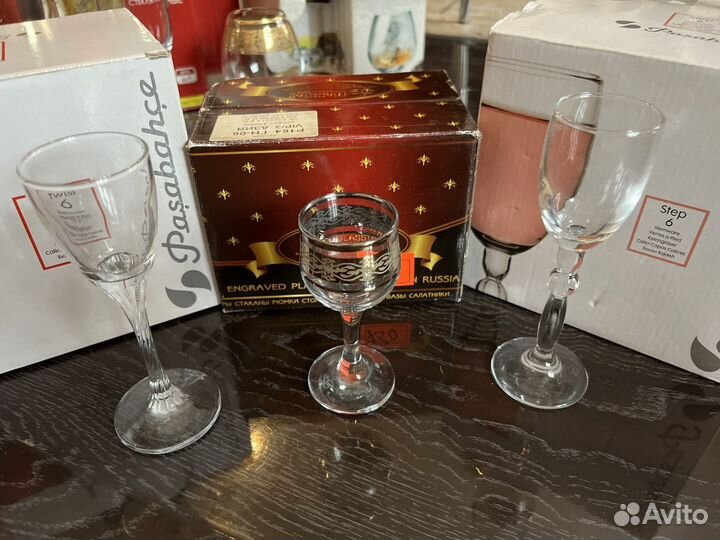 Разный комплект стеклянных бокалов