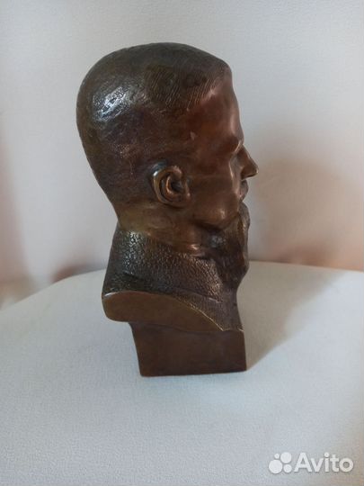 Бюст И. В. Курчатова