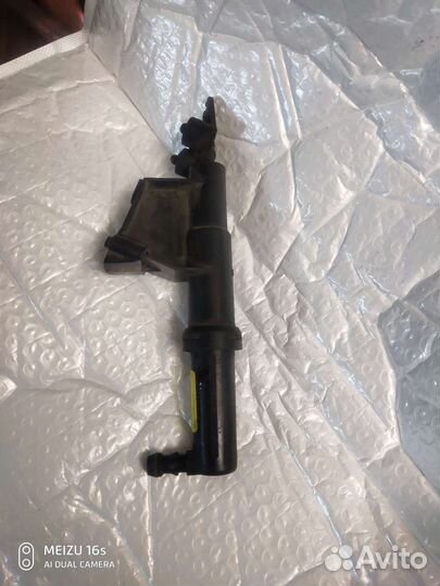 Volvo s40 левая форсунка омывателя фар