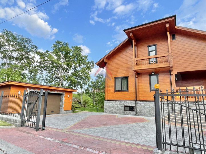 Дом 400,9 м² на участке 43,8 сот.