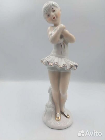 Антикварная фарфоровая статуэтка 