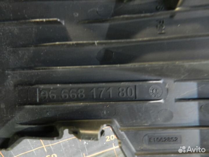 Крышка блока предохранителей - Citroen C4