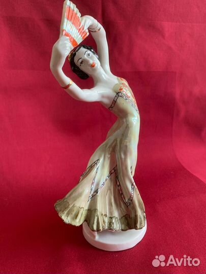 Фарфоровая статуэтка 