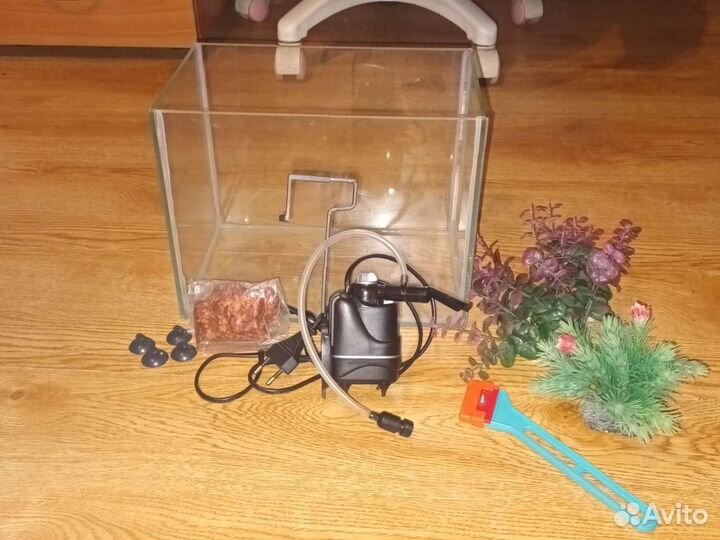 Аквариум с фильтром,корм, скребок, растения