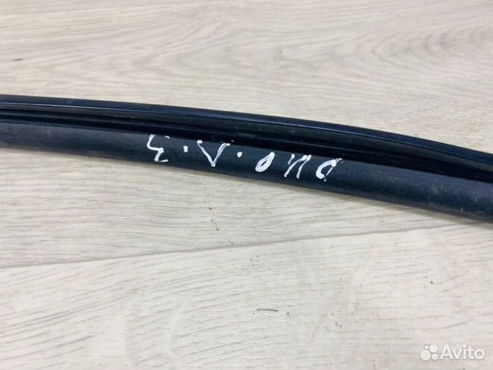 Уплотнитель стекла двери задний левый Kia Rio 3