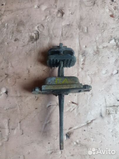 Ограничитель двери передний левый Rover 45